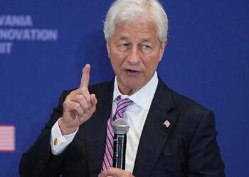 Jamie Dimon, presidente de JPMorgan, frente a sede del banco en Europa con logotipo de Chase