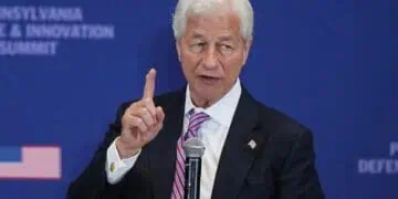 Jamie Dimon, presidente de JPMorgan, frente a sede del banco en Europa con logotipo de Chase