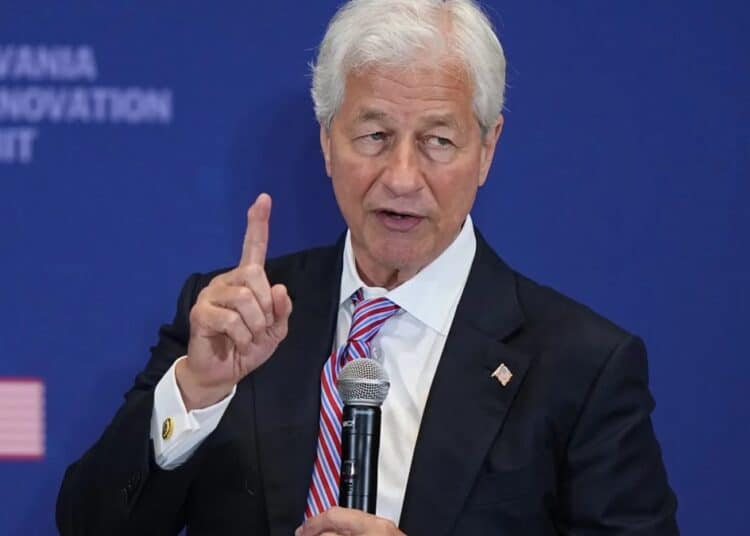 Jamie Dimon, presidente de JPMorgan, frente a sede del banco en Europa con logotipo de Chase