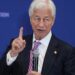 Jamie Dimon, presidente de JPMorgan, frente a sede del banco en Europa con logotipo de Chase