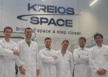 Equipo de Kreios Space en sus instalaciones de Nigrán, Vigo, frente a las cámaras de vacío donde prueban el motor de aire atmosférico para satélites VLEO
