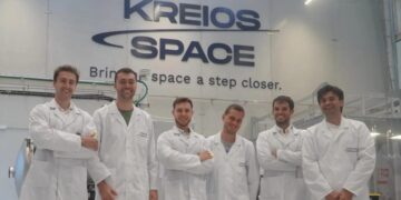 Equipo de Kreios Space en sus instalaciones de Nigrán, Vigo, frente a las cámaras de vacío donde prueban el motor de aire atmosférico para satélites VLEO
