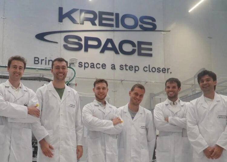 Equipo de Kreios Space en sus instalaciones de Nigrán, Vigo, frente a las cámaras de vacío donde prueban el motor de aire atmosférico para satélites VLEO
