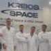 Equipo de Kreios Space en sus instalaciones de Nigrán, Vigo, frente a las cámaras de vacío donde prueban el motor de aire atmosférico para satélites VLEO