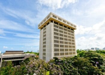 Grúas de construcción activas en Santo Domingo, reflejando el crecimiento del sector en agosto de 2026