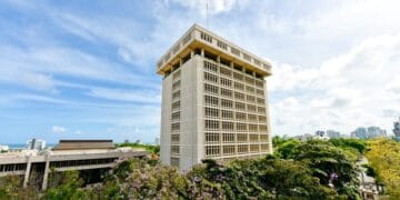Grúas de construcción activas en Santo Domingo, reflejando el crecimiento del sector en agosto de 2026