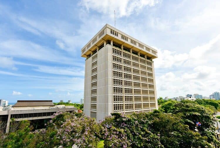 Grúas de construcción activas en Santo Domingo, reflejando el crecimiento del sector en agosto de 2026