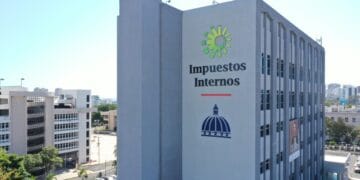 Fachada de la Dirección General de Impuestos Internos en Santo Domingo, República Dominicana