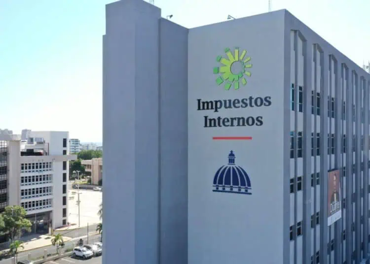 Fachada de la Dirección General de Impuestos Internos en Santo Domingo, República Dominicana