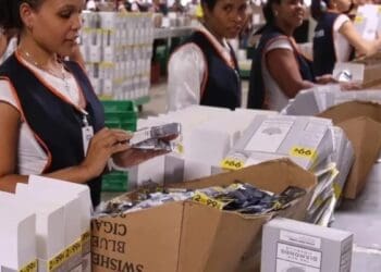 Trabajadores en una planta de manufactura de zona franca en República Dominicana
