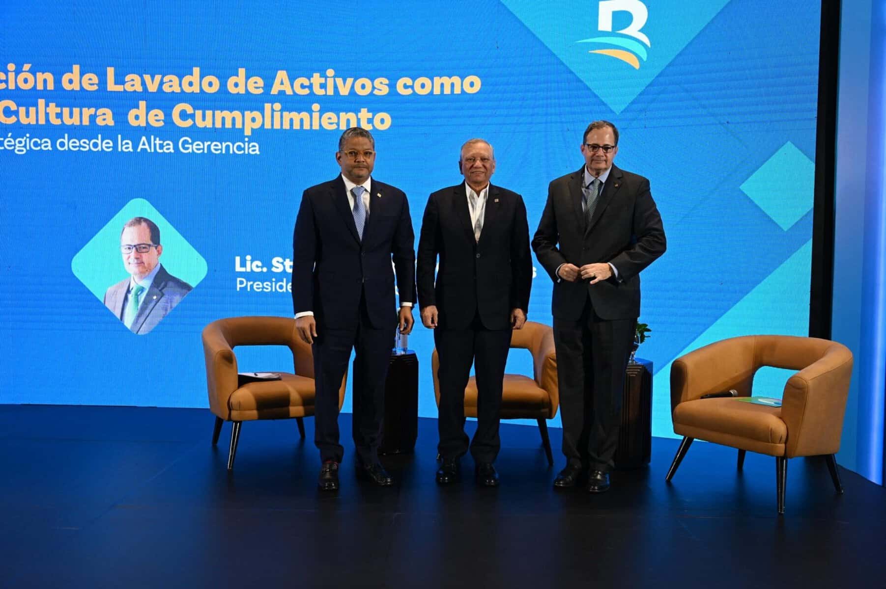 Leonardo Aguilera y Steven Puig posan junto a un tercer ejecutivo en el foro sobre prevención del lavado de activos de