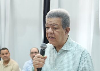 Leonel Fernández habla ante representantes de sectores productivos en San Juan de la Maguana sobre la crisis eléctrica en República Dominicana