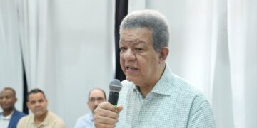 Leonel Fernández habla ante representantes de sectores productivos en San Juan de la Maguana sobre la crisis eléctrica en República Dominicana