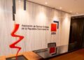 Cajero automático de un banco múltiple en República Dominicana con usuarios realizando transacciones
