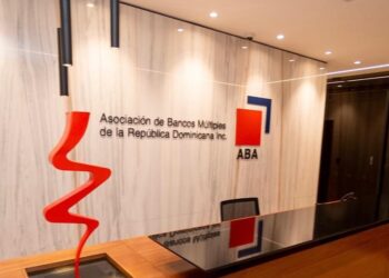 Cajero automático de un banco múltiple en República Dominicana con usuarios realizando transacciones