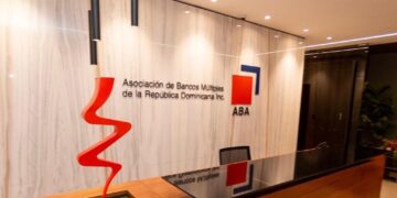 Cajero automático de un banco múltiple en República Dominicana con usuarios realizando transacciones
