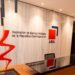 Cajero automático de un banco múltiple en República Dominicana con usuarios realizando transacciones