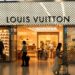 Fachada de tienda LVMH en avenida comercial de lujo con pasantes frente a escaparate