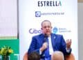 Ministro Magín Díaz hablando en conferencia del 65 aniversario de la ACIS en Santiago