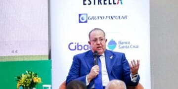 Ministro Magín Díaz hablando en conferencia del 65 aniversario de la ACIS en Santiago