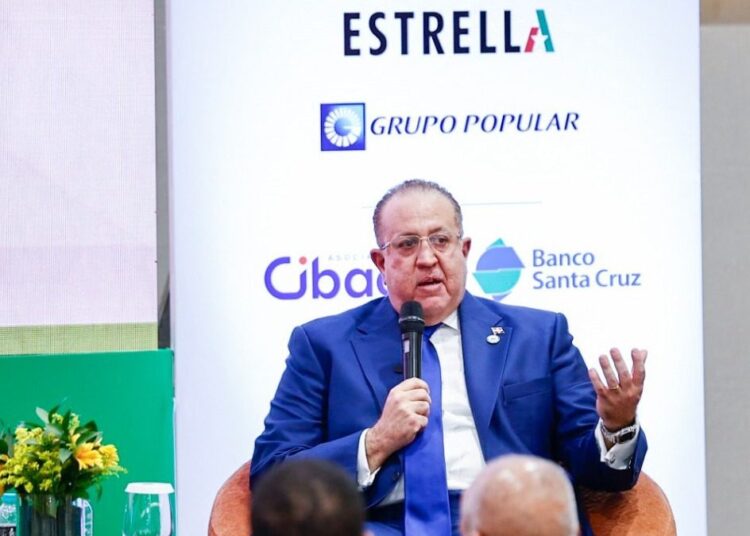 Ministro Magín Díaz hablando en conferencia del 65 aniversario de la ACIS en Santiago