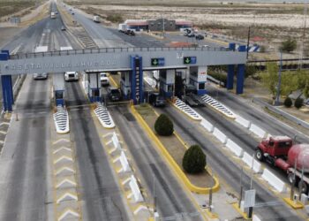 Billetes de pesos mexicanos sobre una terminal de punto de venta en un pequeño negocio