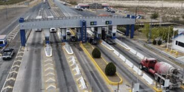 Billetes de pesos mexicanos sobre una terminal de punto de venta en un pequeño negocio