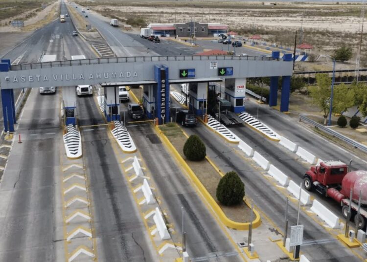Billetes de pesos mexicanos sobre una terminal de punto de venta en un pequeño negocio