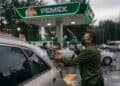 Conductor pagando con tarjeta en una gasolinera de México sin usar efectivo