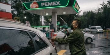 Conductor pagando con tarjeta en una gasolinera de México sin usar efectivo