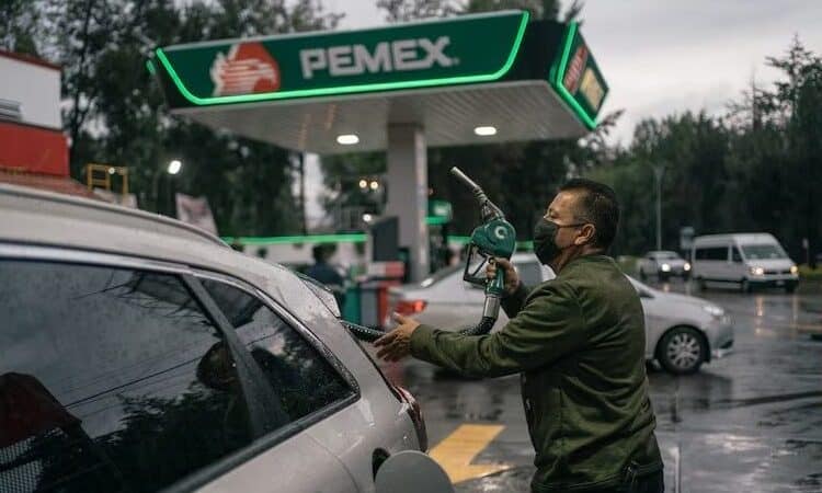 Conductor pagando con tarjeta en una gasolinera de México sin usar efectivo