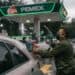 Conductor pagando con tarjeta en una gasolinera de México sin usar efectivo