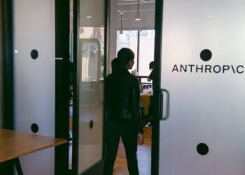 Sede de Anthropic con logo de la startup de inteligencia artificial creadora de Claude previo a su OPV en Wall Street