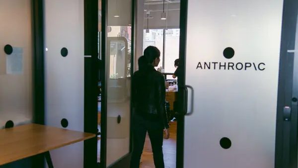 Sede de Anthropic con logo de la startup de inteligencia artificial creadora de Claude previo a su OPV en Wall Street