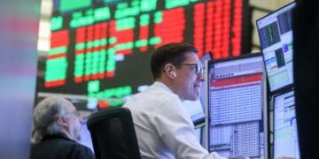 Pantalla mostrando la caída del Nasdaq 100 en la apertura de septiembre en la Bolsa de Nueva York