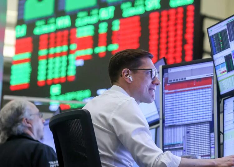 Pantalla mostrando la caída del Nasdaq 100 en la apertura de septiembre en la Bolsa de Nueva York