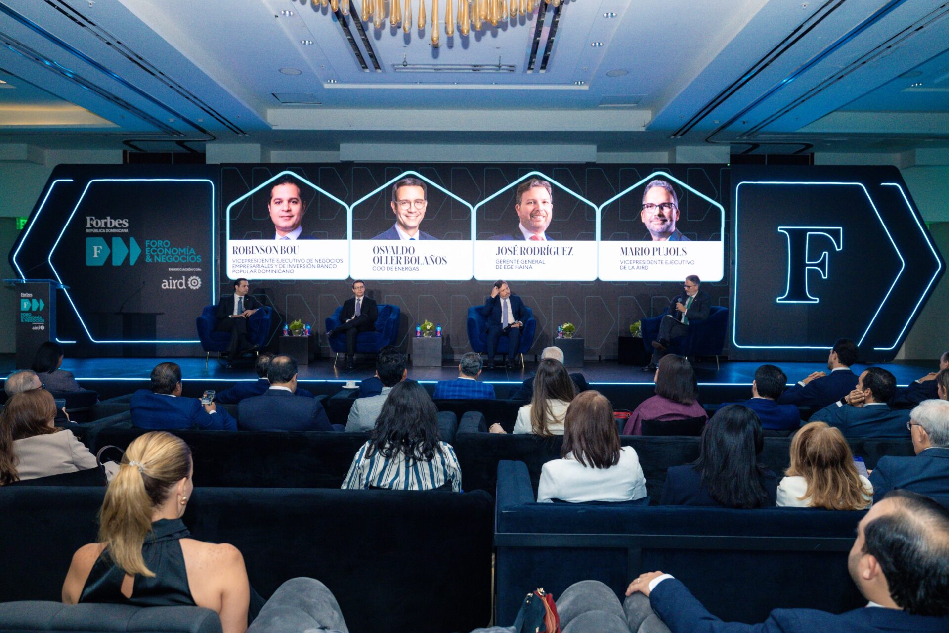 Panel de cuatro ejecutivos en el Foro Economía & Negocios de Forbes República Dominicana ante una audiencia de profesionales