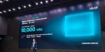 Pantalla OLED M16 de Samsung Display encendida con alta luminosidad en un smartphone de gama alta