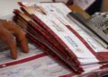 Adultos mayores en México recibiendo información sobre su pensión en una oficina del IMSS