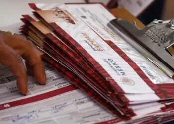 Adultos mayores en México recibiendo información sobre su pensión en una oficina del IMSS