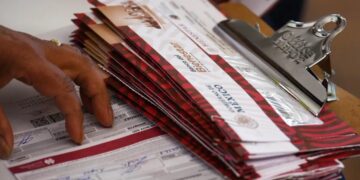 Adultos mayores en México recibiendo información sobre su pensión en una oficina del IMSS