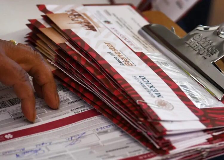 Adultos mayores en México recibiendo información sobre su pensión en una oficina del IMSS