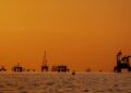 Plataforma petrolera en operación con el precio del WTI subiendo por tensiones en el mar Rojo