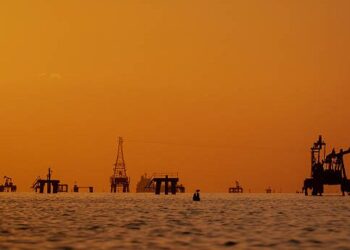 Plataforma petrolera en operación con el precio del WTI subiendo por tensiones en el mar Rojo