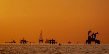 Plataforma petrolera en operación con el precio del WTI subiendo por tensiones en el mar Rojo