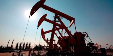 Pantalla mostrando el precio del petróleo WTI por encima de 91 dólares en la Bolsa de Nueva York