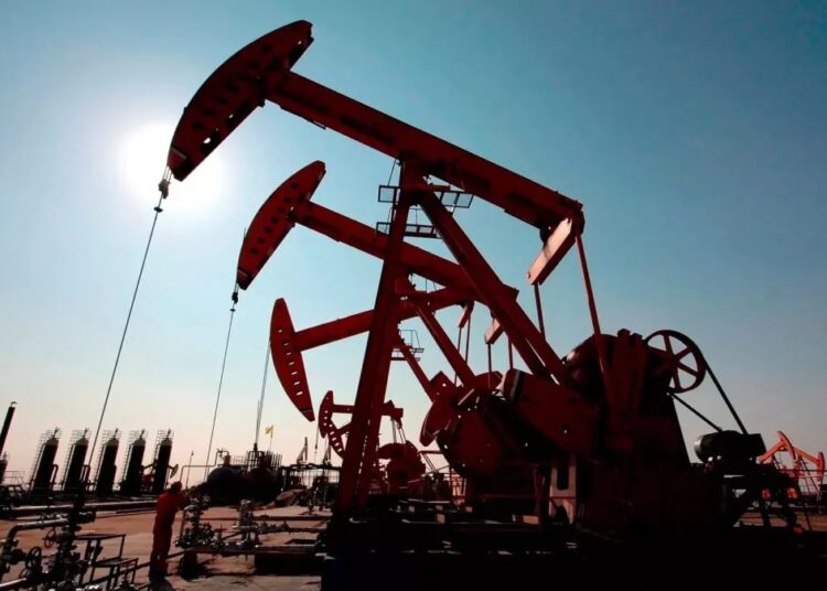 Pantalla mostrando el precio del petróleo WTI por encima de 91 dólares en la Bolsa de Nueva York