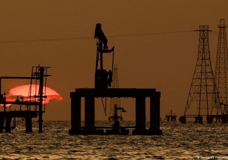 Instalaciones petroleras en Venezuela con trabajadores y equipos de extracción de crudo al atardecer