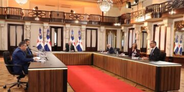 Presidente Luis Abinader junto a funcionarios del gobierno dominicano durante La Agenda Semanal en Santo Domingo