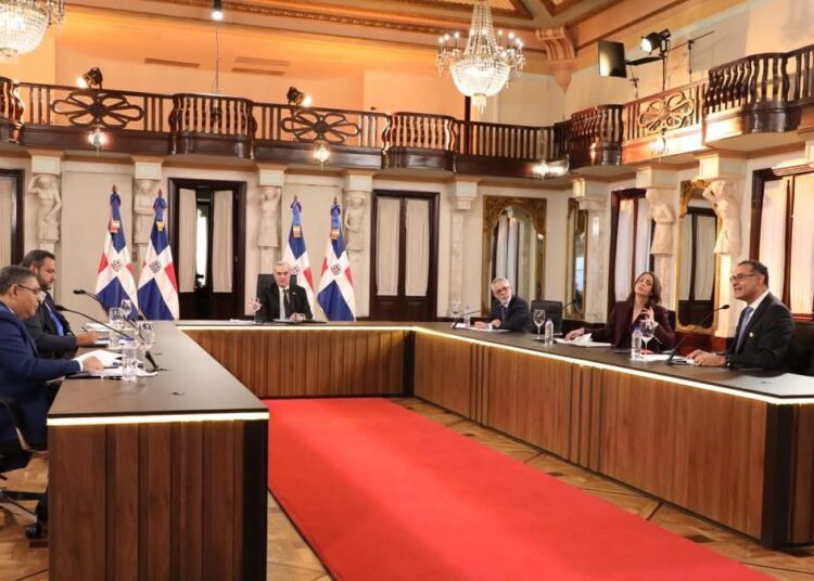 Presidente Luis Abinader junto a funcionarios del gobierno dominicano durante La Agenda Semanal en Santo Domingo